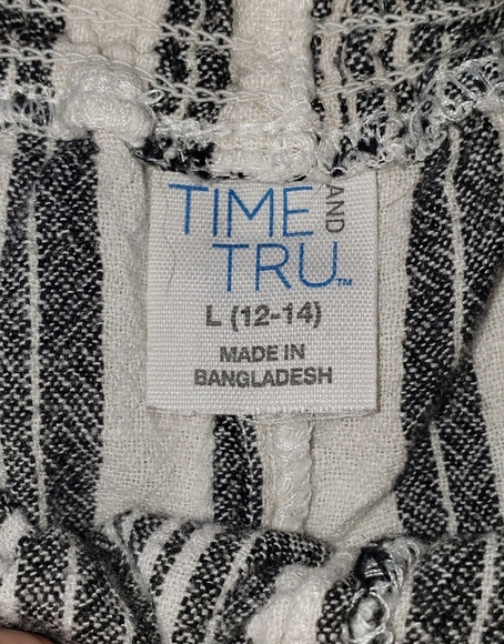 Time and Tru| Linen Blend Shorts with Stripes and Pockets - Picture 2 of 6